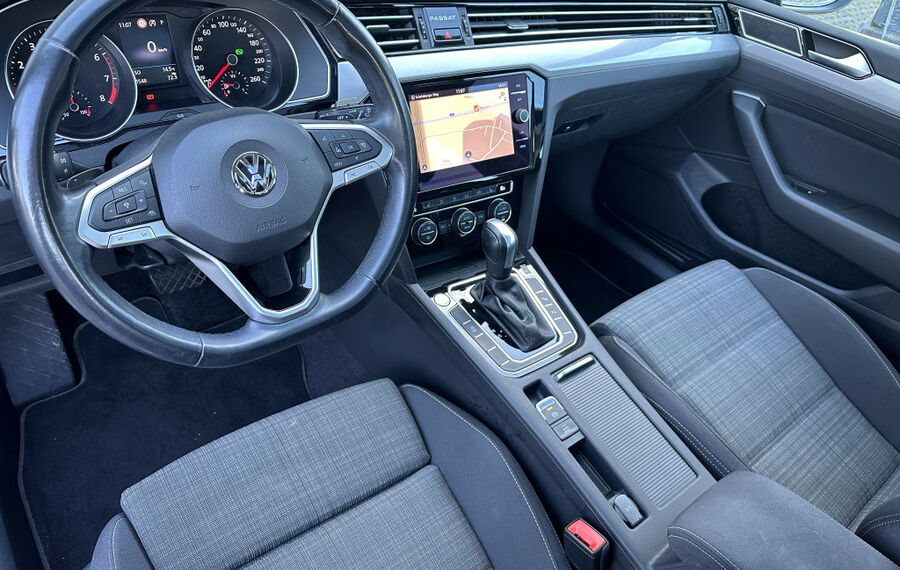 VW Passat Variant 2.0 TSI DSG NAV+LED+AHK+PANO+ACC