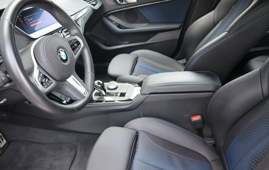 BMW M135i xDrive 5-Türer NAV+LED+18ZOLL+LIVE-COCKPIT