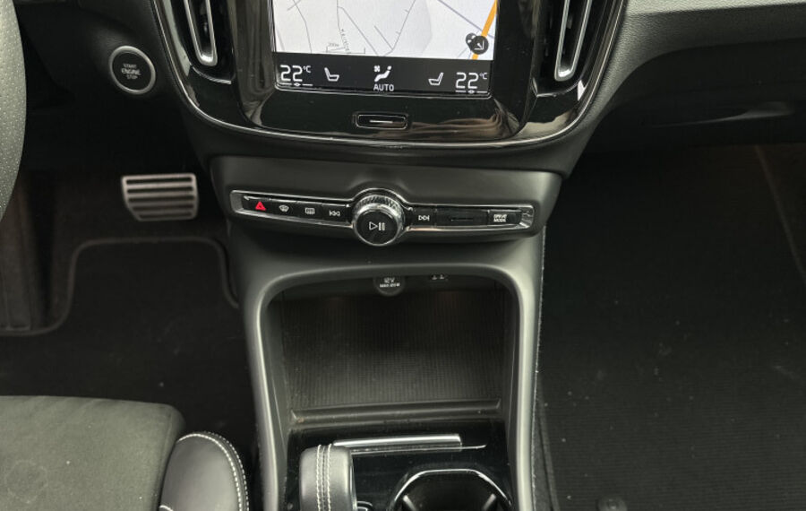 Volvo XC40 T3 R Design NAV+LED+KAMERA+18ZOLL+DIGDISPL