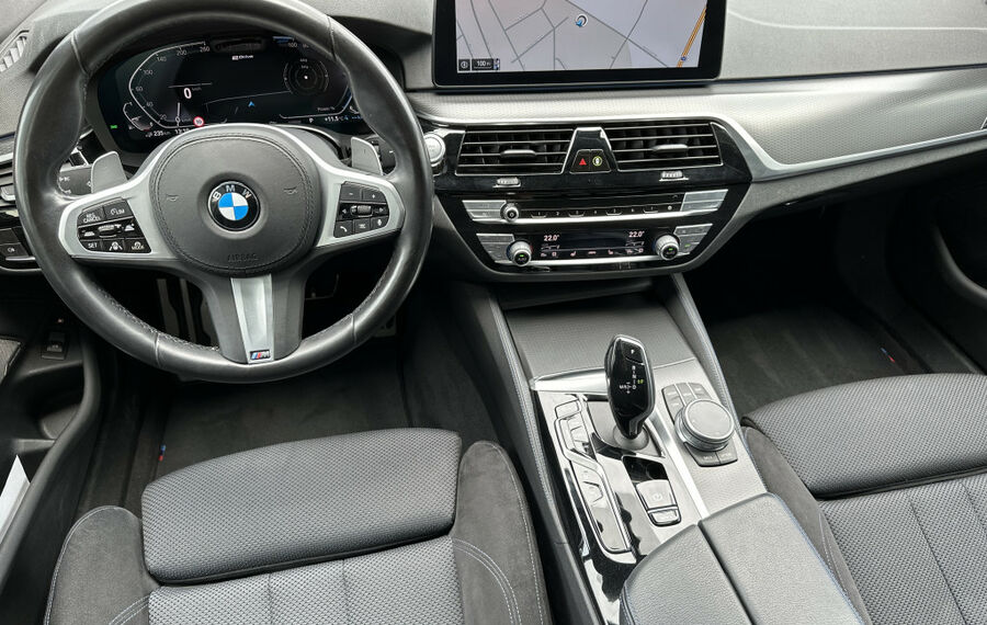 BMW 530e Touring xDrive M-Sport NAV+LED+AHK+PANO+HUD