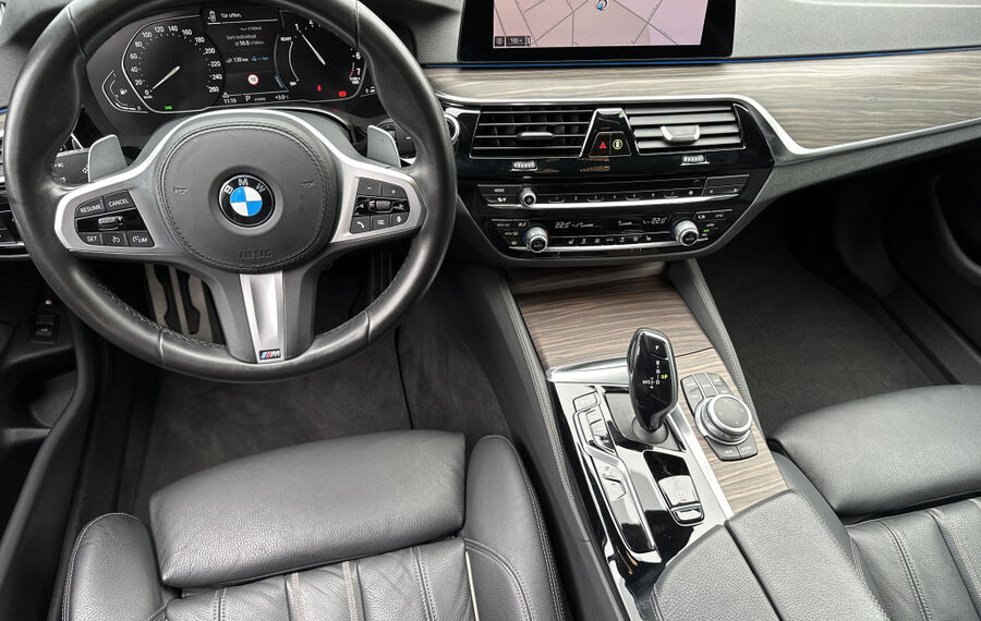 BMW 530e Touring M-Sport NAV+LASER+AHK+HEAD-UP+18ZO