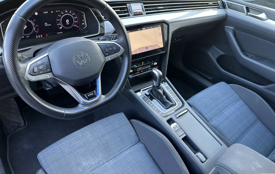 VW Passat Variant GTE R-Line NAV+LED+AHK+PANO+VCOCK