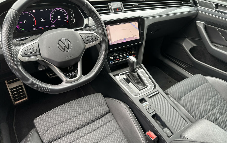 VW Passat Variant 2.0 TDI DSG R-Line NAV+LED+PANO  