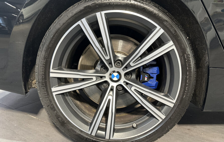 BMW 330i Touring M-Sport NAV+LED+ACC+PANO+H&K+19ZOLL