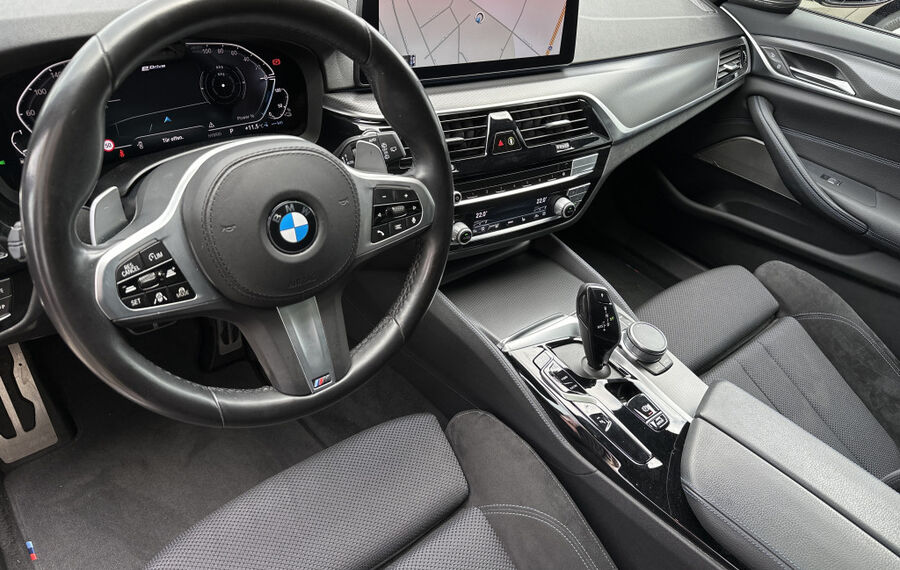 BMW 530e Touring xDrive M-Sport NAV+LED+AHK+PANO+HUD