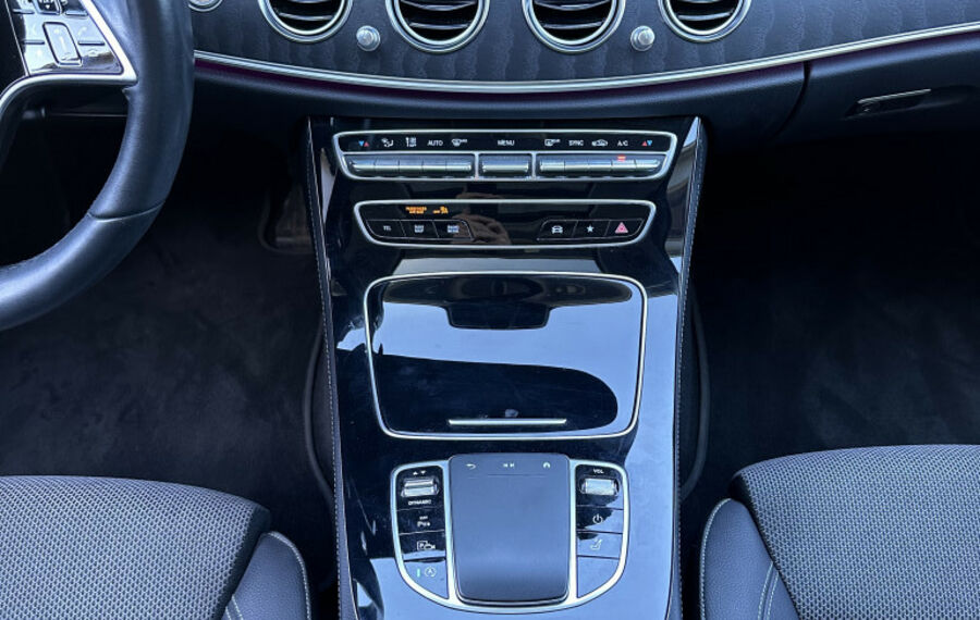 Mercedes-Benz E 220d T Avantgarde NAV+LED+PANO+CARPLAY+18ZOLL