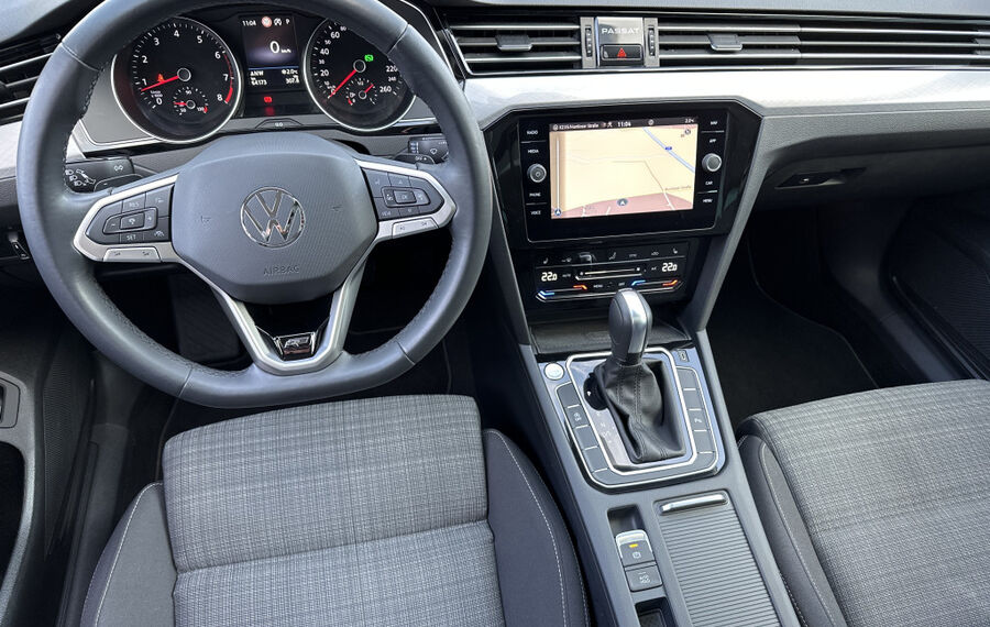 VW Passat Variant 1.5 TSI DSG R-Line NAV+LED+PANO  