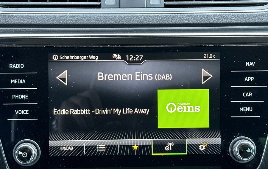 Skoda Superb Combi 2.0 TDI DSG NAV+LED+AHK+VCOCK+ACC  